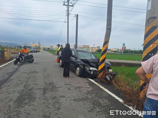 ▲苗栗苑裡鎮社苓農地重劃區，中午發生轎車跟機車碰撞釀3傷，女騎士摔飛稻田，一身泥濘。（圖／記者楊永盛翻攝）