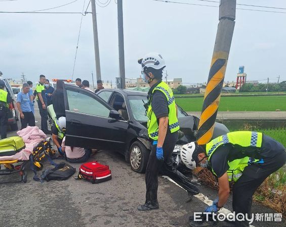 ▲苗栗苑裡鎮社苓農地重劃區，中午發生轎車跟機車碰撞釀3傷，女騎士摔飛稻田，一身泥濘。（圖／記者楊永盛翻攝）