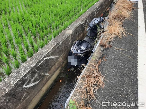 ▲苗栗苑裡鎮社苓農地重劃區，中午發生轎車跟機車碰撞釀3傷，女騎士摔飛稻田，一身泥濘。（圖／記者楊永盛翻攝）