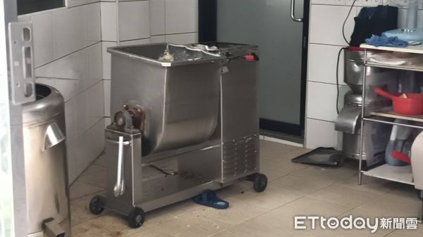 ▲▼新北板橋水餃女工右手捲入絞肉機裡，送醫搶救不治。（圖／記者陳以昇翻攝）
