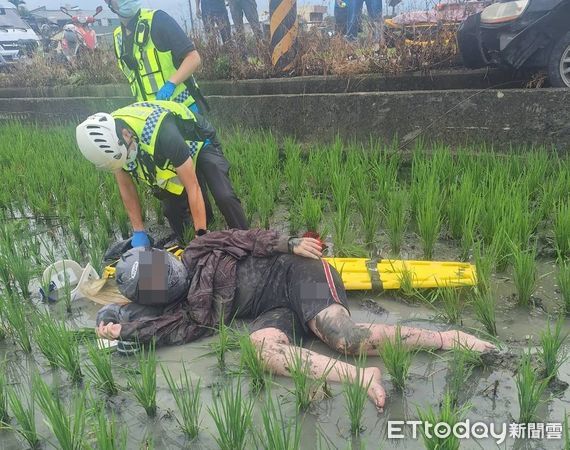 ▲苗栗苑裡鎮社苓農地重劃區，中午發生轎車跟機車碰撞釀3傷，女騎士摔飛稻田，一身泥濘。（圖／記者楊永盛翻攝，下同）