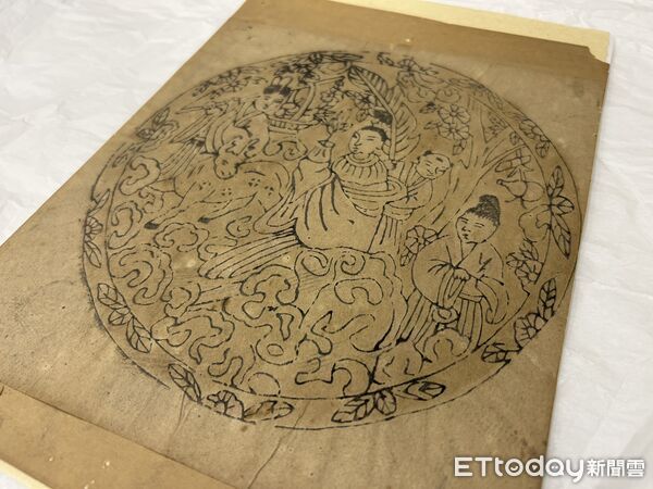 ▲台南市立博物館展出七娘媽亭彩紙〈獻壽進祿〉，呈現古人對家庭與子女的祈福與守護。（記者林東良翻攝，下同）