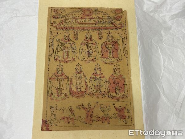 ▲台南市立博物館展出七娘媽亭彩紙〈獻壽進祿〉，呈現古人對家庭與子女的祈福與守護。（記者林東良翻攝，下同）