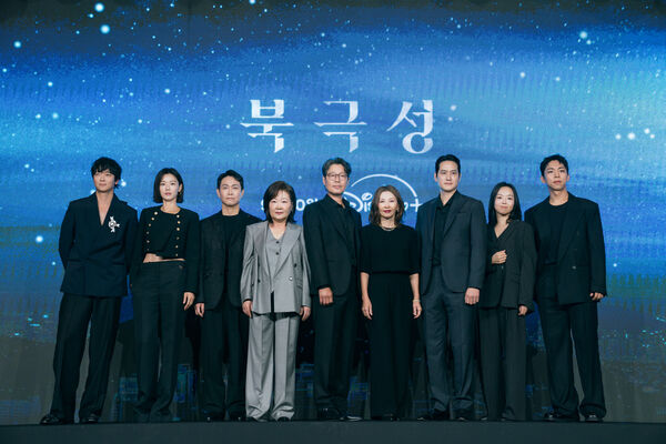 ▲▼女神也追星！全智賢、姜棟元、《小女子》的金熙元導演。（圖／Disney+提供）