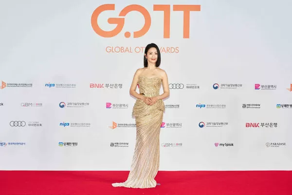 ▲林依晨在全球OTT內容大獎頒獎給朴恩斌。（圖／周子娛樂提供）