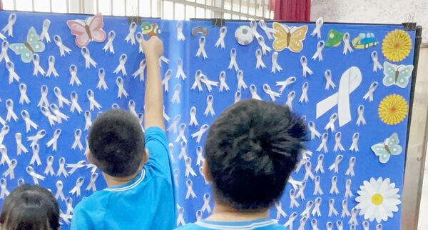 ▲校方在校園角落設置「讓祝福隨白絲帶飄揚」，學生寫下祝福與追思小卡片。（圖／普仁國小提供）