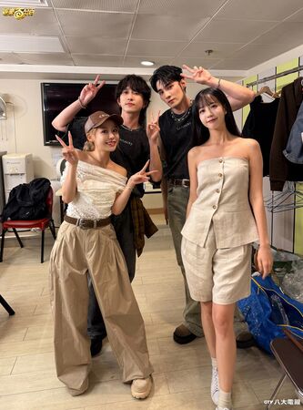 ▲紀卜心(左一)和荳荳(右一)到香港直擊邱鋒澤(左二)、黃偉晉(右二)的演唱會後台。（圖／八大提供）