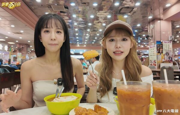 ▲紀卜心(左一)和荳荳(右一)到香港直擊邱鋒澤(左二)、黃偉晉(右二)的演唱會後台。（圖／八大提供）