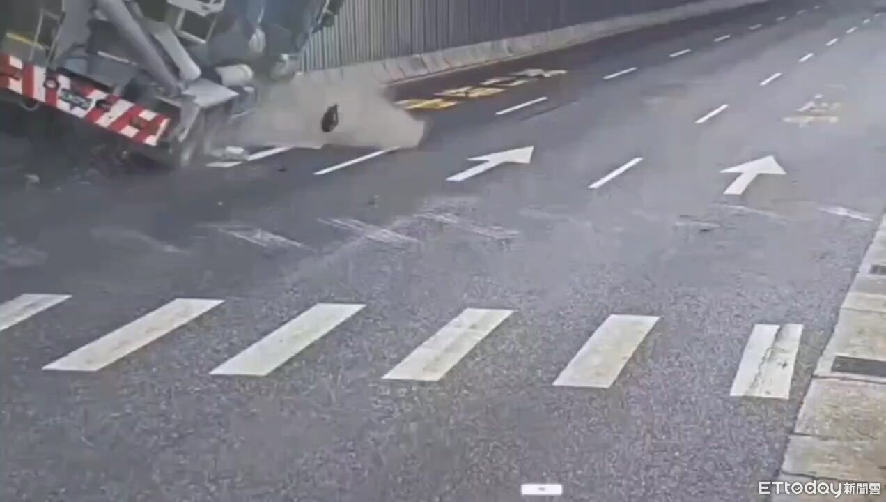 內湖水泥車追撞女騎士奪命　一路擦撞分隔島噴大量粉塵超驚悚