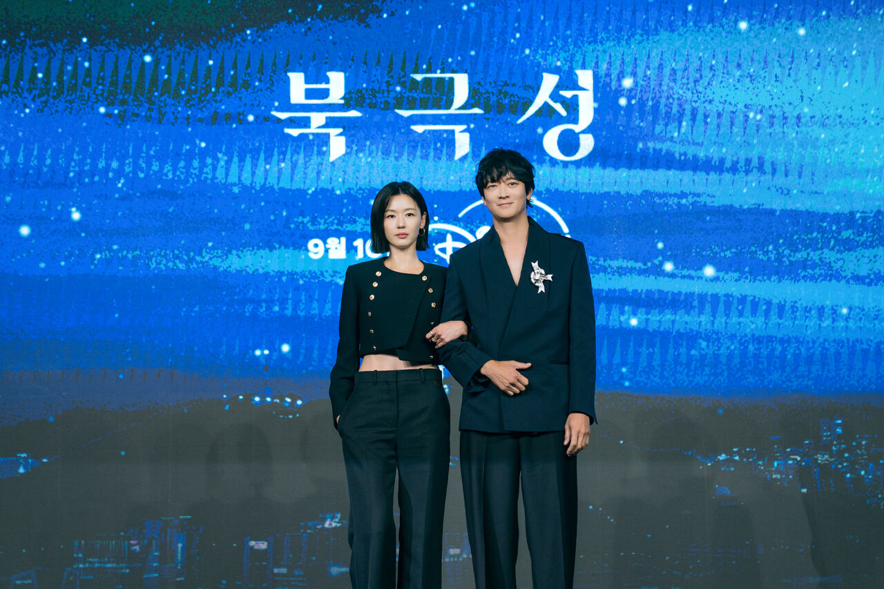 ▲▼女神也追星！全智賢、姜棟元、《小女子》的金熙元導演。（圖／Disney+提供）