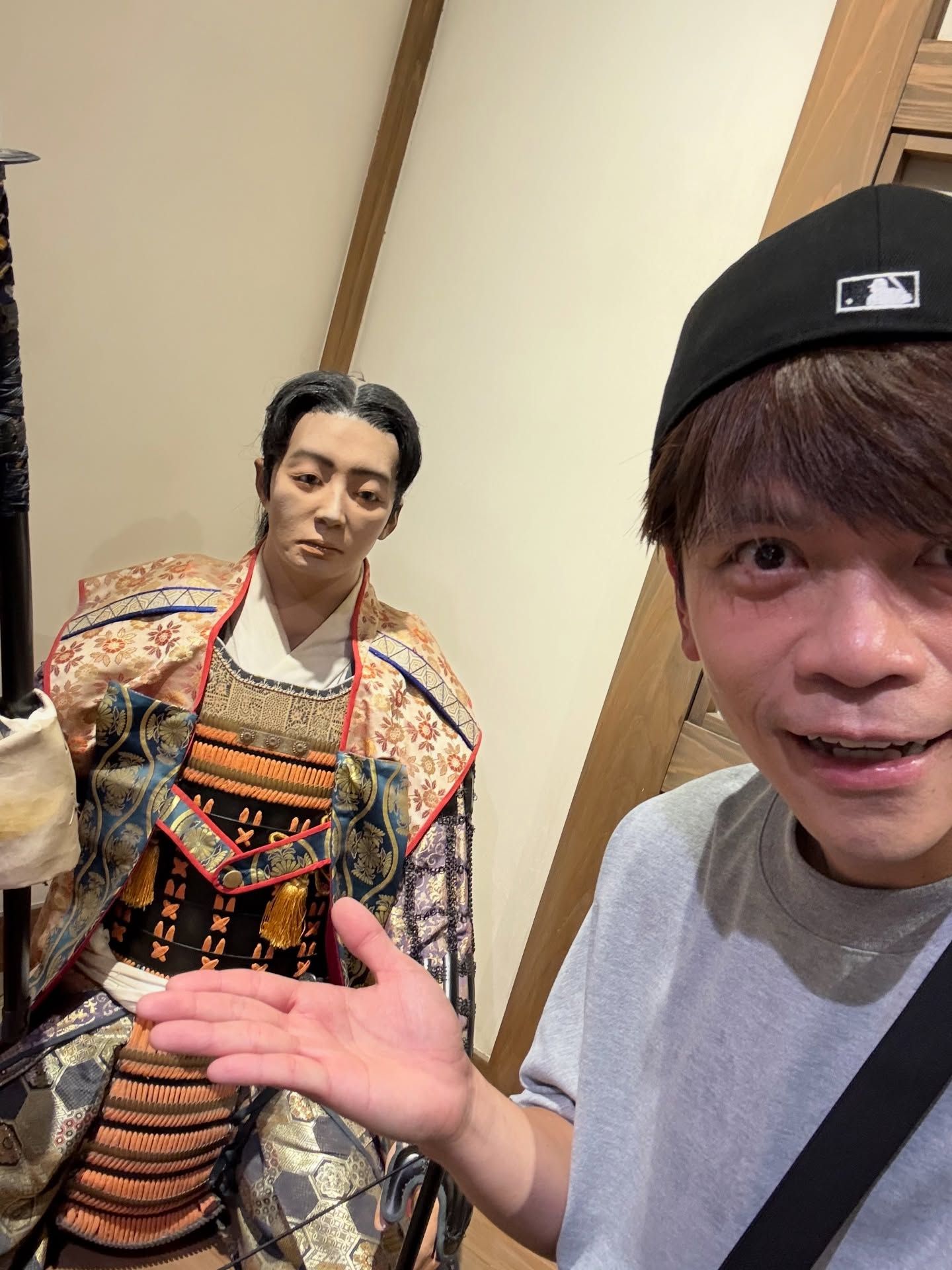 ▲蔡阿嘎遇見神似賴清德武士像。（圖／翻攝自Facebook／蔡阿嘎）