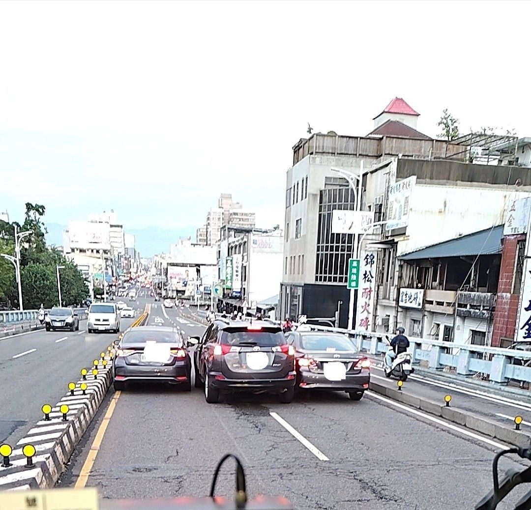 ▲▼嘉雄陸橋3車發生碰撞，將兩線道完全堵死。（圖／翻攝嘉義多一點、綠豆嘉義人臉書）