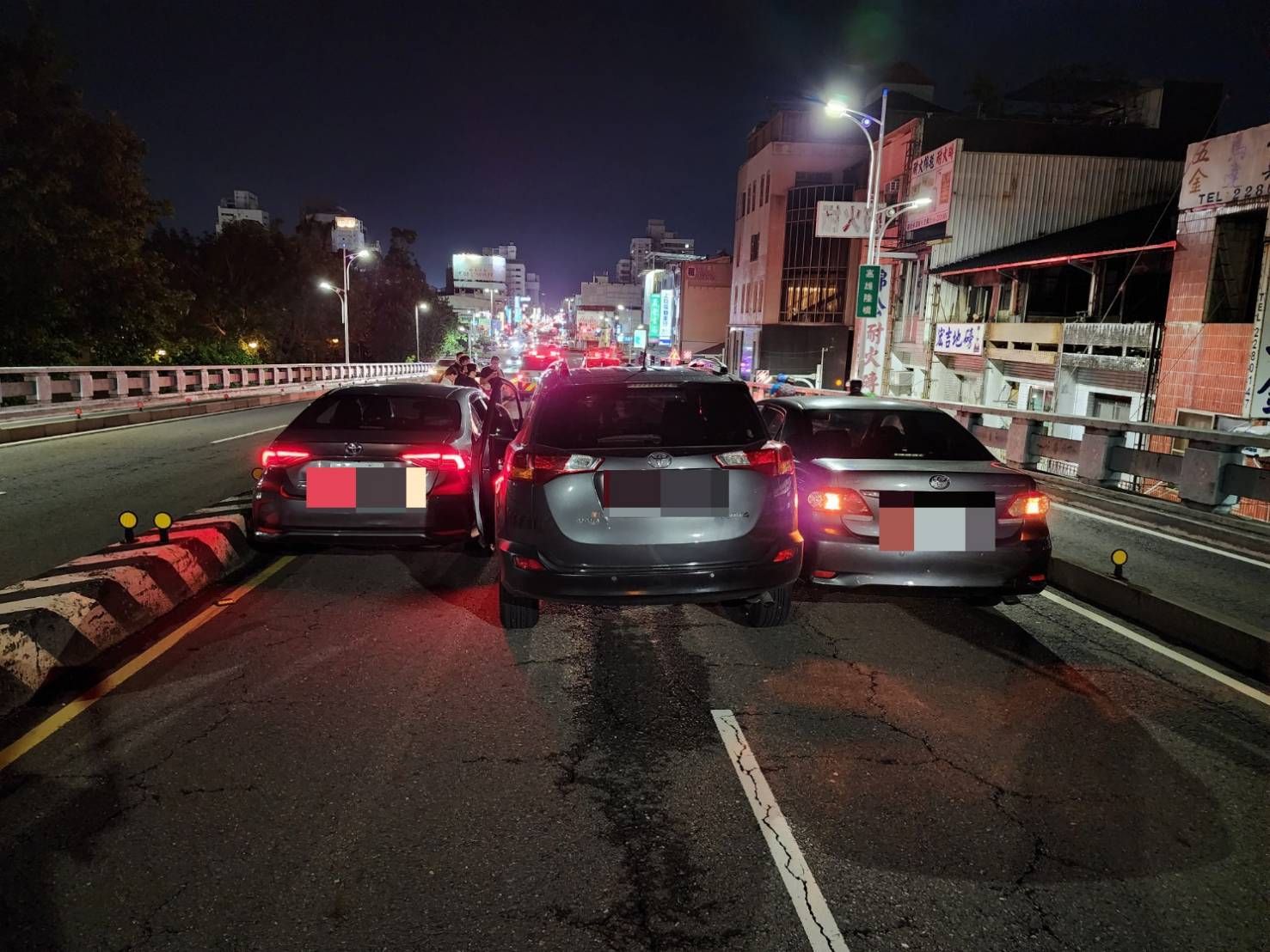 ▲▼嘉雄陸橋3車發生碰撞，將兩線道完全堵死。（圖／翻攝嘉義多一點、綠豆嘉義人臉書）