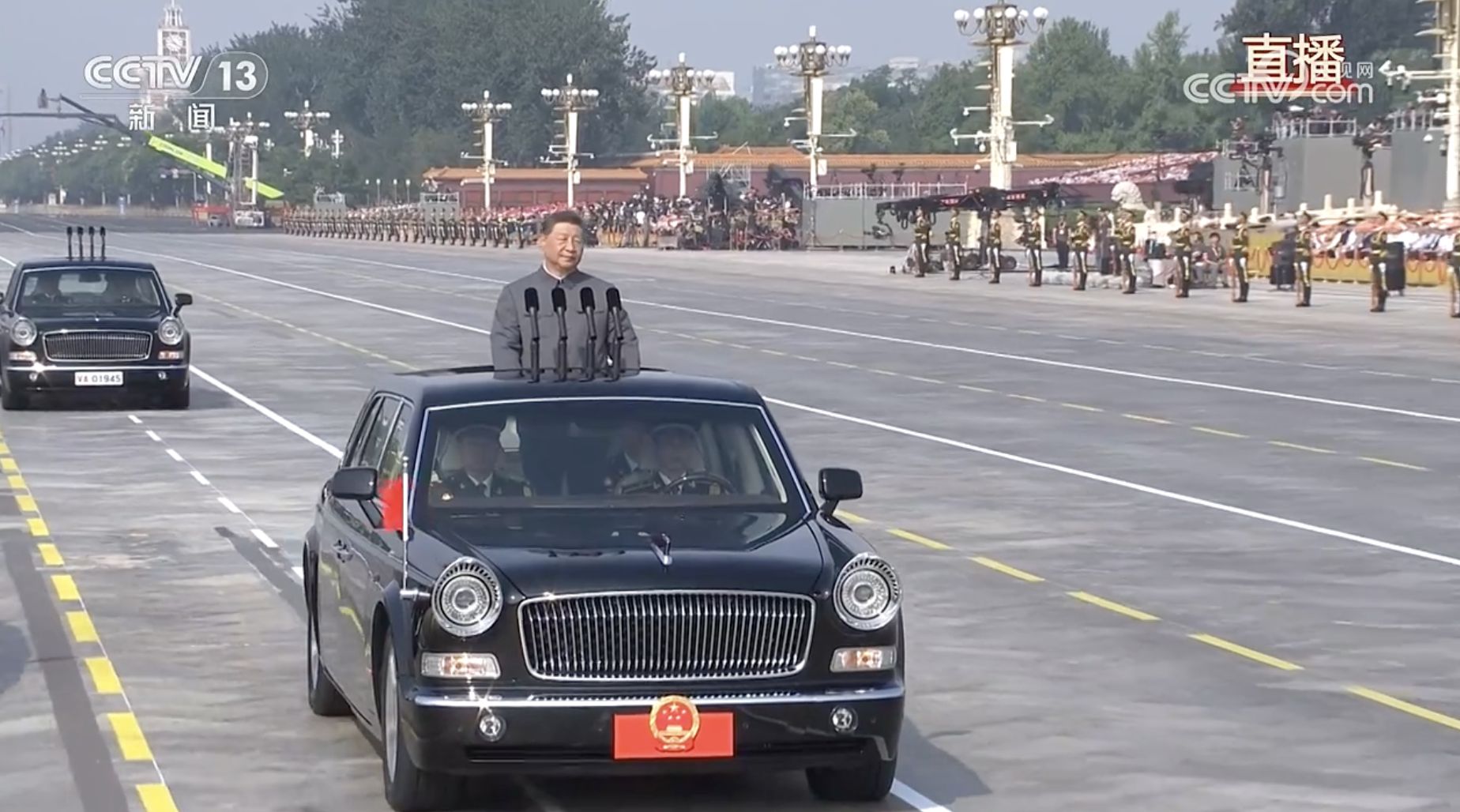 ▲習近平登上指揮車檢閱地面部隊。（圖／翻攝CGTN）