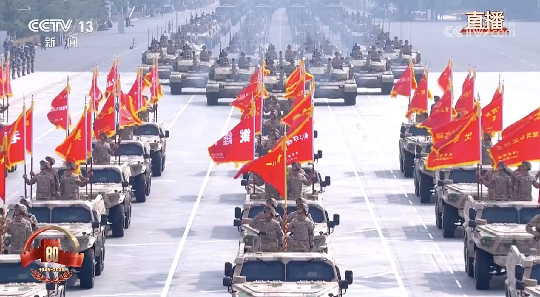 ▲解放軍戰旗方隊及裝備部隊方隊。（圖／翻攝CGTN）