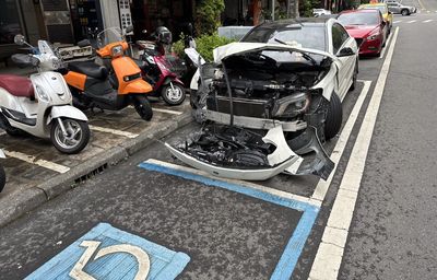 車頭撞爛賓士佔停車格1個月不肯移　居民譙翻！礁溪警方出手了
