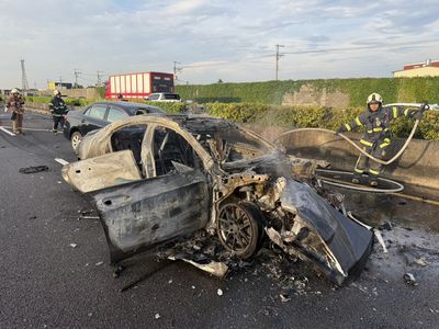 快訊/國道驚悚火燒車1死1傷 18歲男追撞貨櫃車慘成焦屍