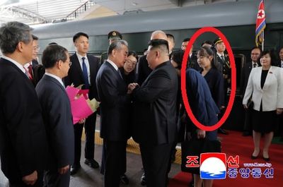 北韓官媒曝光　金主愛跟隨父親金正恩訪中畫面