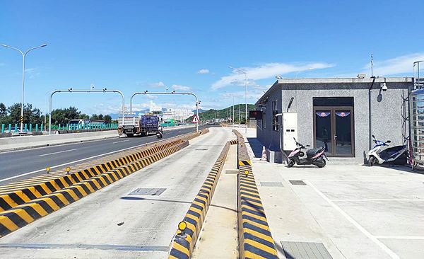 ▲交通部公局自9月1日起擴大台15線快速道路重車管理，載重車一律需進入地磅站過磅，違者將依法重罰9萬元。（圖／公路局北區養護工程分局提供）