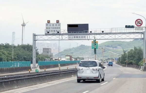 ▲交通部公局自本月1日起擴大台15線快速道路重車管理，載重車一律需進入地磅站過磅，其餘車輛則免過磅。（圖／公路局北區養護工程分局提供）