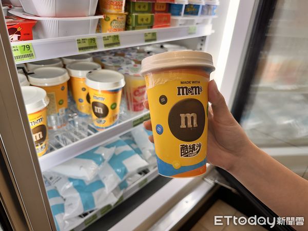 ▲▼全家邀請米其林星級主廚林明建監製，推出「Fami!ce蘭姆葡萄霜淇淋」。全家合作經典巧克力品牌M&M&rsquo;S推出5款聯名新品。（圖／記者林育綾攝）