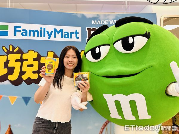 ▲▼全家邀請米其林星級主廚林明建監製，推出「Fami!ce蘭姆葡萄霜淇淋」。全家合作經典巧克力品牌M&M&rsquo;S推出5款聯名新品。（圖／記者林育綾攝）