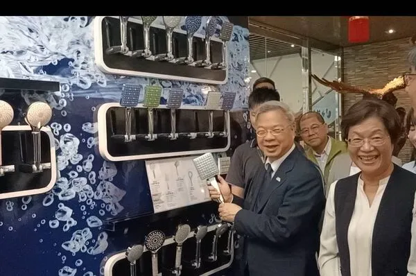 ▲經濟部長龔明鑫到彰化與水五金業者座談，縣長王惠美等人陪同。（圖／記者唐詠絮攝）