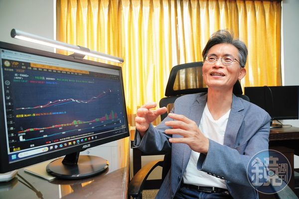 周文偉存股累積7,500萬元資產，年領300萬元股息，近年把股息滾入科技股，再賺千萬元。