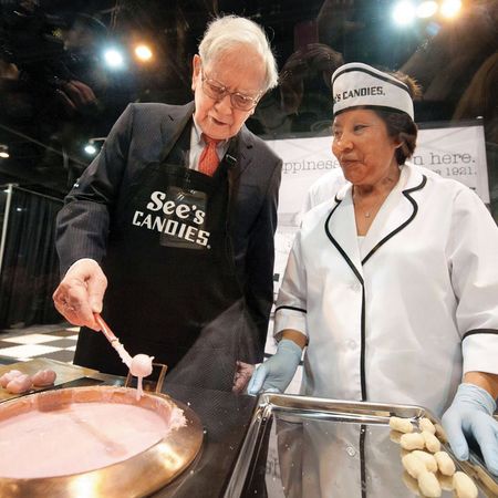 股神巴菲特（左）投資首重「買好股，長期持有」，周文偉與神同行，耐心存股21年。（翻攝See's Candies臉書）