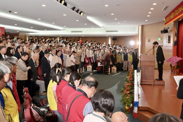 ▲退輔會「慶祝九三軍人節暨紀念抗戰勝利80周」活動開始，全體與會者肅立默念一分鐘，向所有為國犧牲烈士與榮民英靈表達最崇高的敬意。（圖／退輔會提供）