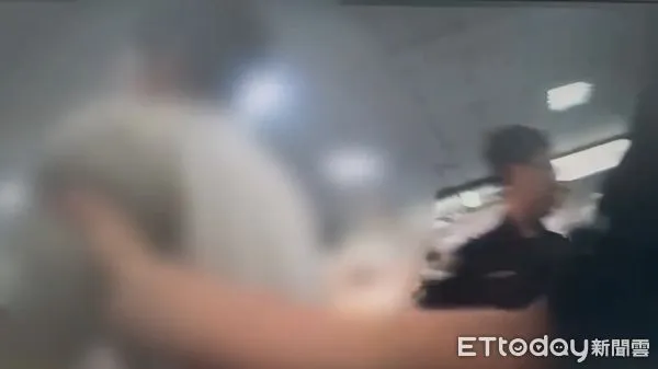 ▲▼台北車站經傳殺人，三人細故爭執，導致1人左手腕遭砍。（圖／記者邱中岳翻攝）