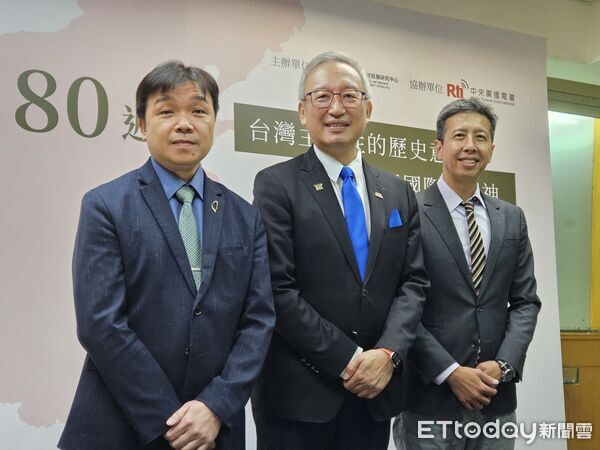 ▲▼「二戰80週年：台灣主體性的歷史意義與國際法精神」座談會，東海大學陸研中心主任林子立(右)、外交部政務次長吳志中(中)、陸委會副主委沈有忠(左)。（圖／記者陳冠宇攝）