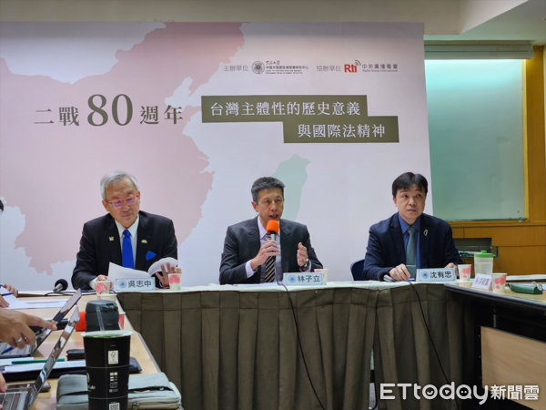▲▼「二戰80週年：台灣主體性的歷史意義與國際法精神」座談會，東海大學陸研中心主任林子立(中)、外交部政務次長吳志中(左)、陸委會副主委沈有忠(右)。（圖／記者陳冠宇攝）