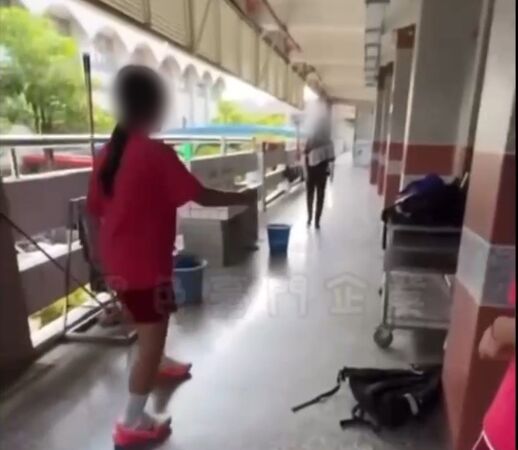 ▲台南市１所高中附設國中部的3名國中女生，疑因不滿下課逗留教室前被老師規勸早點回家，竟以十分惡劣態度怒嗆辱罵老師，整過程被網友上傳網路平台。（圖／翻攝自黑豪家族）