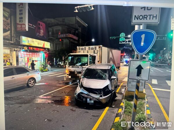 ▲枋寮鄉臺1線建興路口1日晚交通事故。（圖／記者陳崑福翻攝）