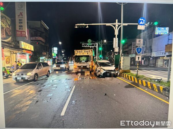 ▲枋寮鄉臺1線建興路口1日晚交通事故。（圖／記者陳崑福翻攝）