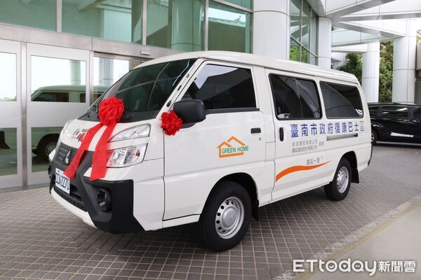 ▲綜宏建設捐贈復康巴士，台南市長黃偉哲代表受贈並回贈感謝狀。（記者林東良翻攝，下同）