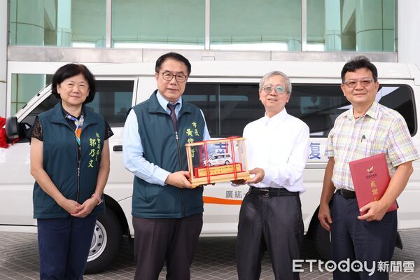 ▲綜宏建設捐贈復康巴士，台南市長黃偉哲代表受贈並回贈感謝狀。（記者林東良翻攝，下同）