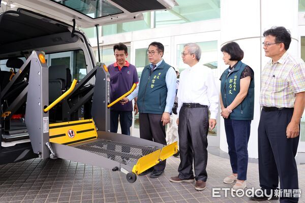 ▲綜宏建設捐贈復康巴士，台南市長黃偉哲代表受贈並回贈感謝狀。（記者林東良翻攝，下同）