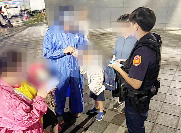 ▲桃園市八德區一名小二學童，昨天開學日放學後竟走失，警方於1小時左右尋獲，讓學童返回媽媽懷抱。（圖／八德警分局提供）
