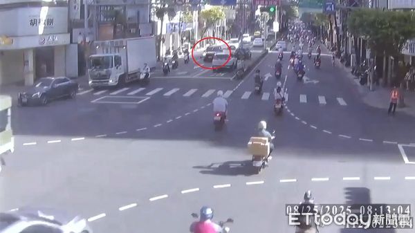 ▲保六警員來永和洽公，與婦人發生擦撞，未下車察看就自行離開。（圖／記者陸運陞翻攝）