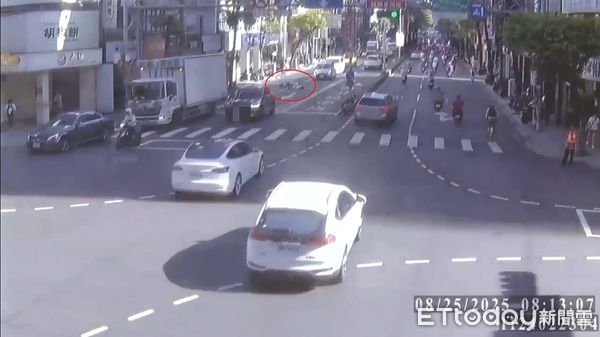 ▲保六警員來永和洽公，與婦人發生擦撞，未下車察看就自行離開。（圖／記者陸運陞翻攝）