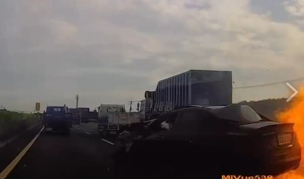 ▲國1北員林路段火燒車1人受困車內燒成焦屍。（圖／民眾提供）