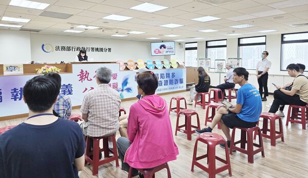 ▲法務部執行署桃園分署今天下午舉行聯合拍賣會，不少民眾進行不動產競標。（圖／桃園分署提供）