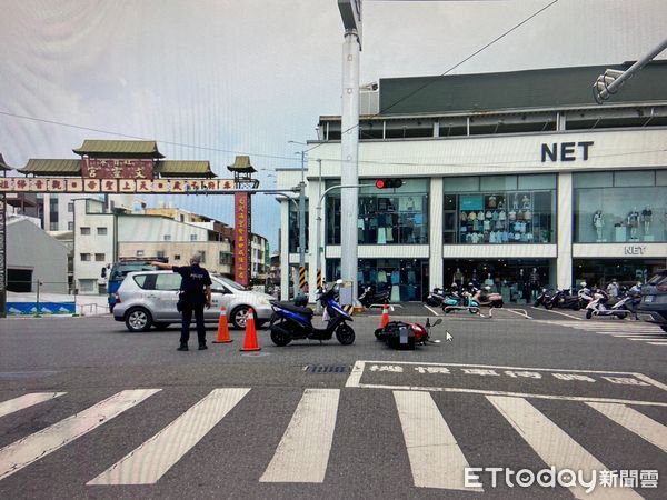 ▲台南文賢路機車碰撞事故，警方到場處理。（記者林東良翻攝，下同）