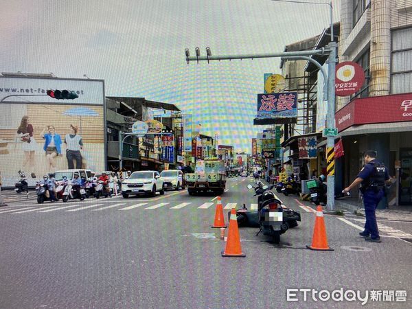 ▲台南文賢路機車碰撞事故，警方到場處理。（記者林東良翻攝，下同）