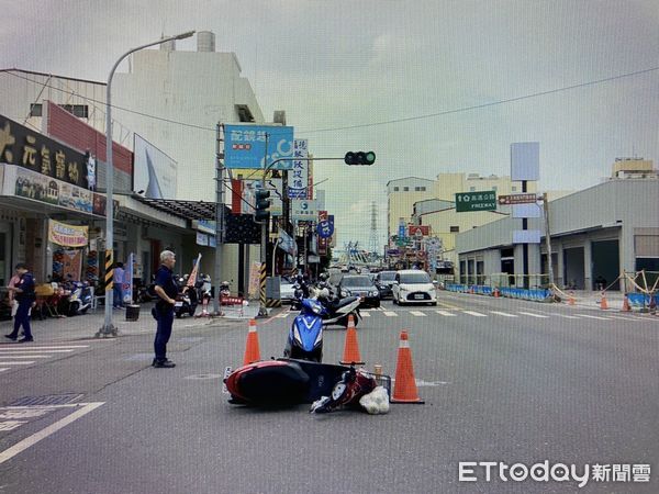 ▲台南文賢路機車碰撞事故，警方到場處理。（記者林東良翻攝，下同）
