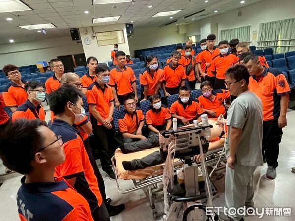 ▲麻豆新樓醫院攜手第二救災救護大隊舉辦多重外傷教育訓練。（記者林東良翻攝，下同）