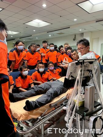 ▲麻豆新樓醫院攜手第二救災救護大隊舉辦多重外傷教育訓練。（記者林東良翻攝，下同）