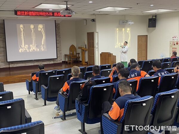 ▲麻豆新樓醫院攜手第二救災救護大隊舉辦多重外傷教育訓練。（記者林東良翻攝，下同）